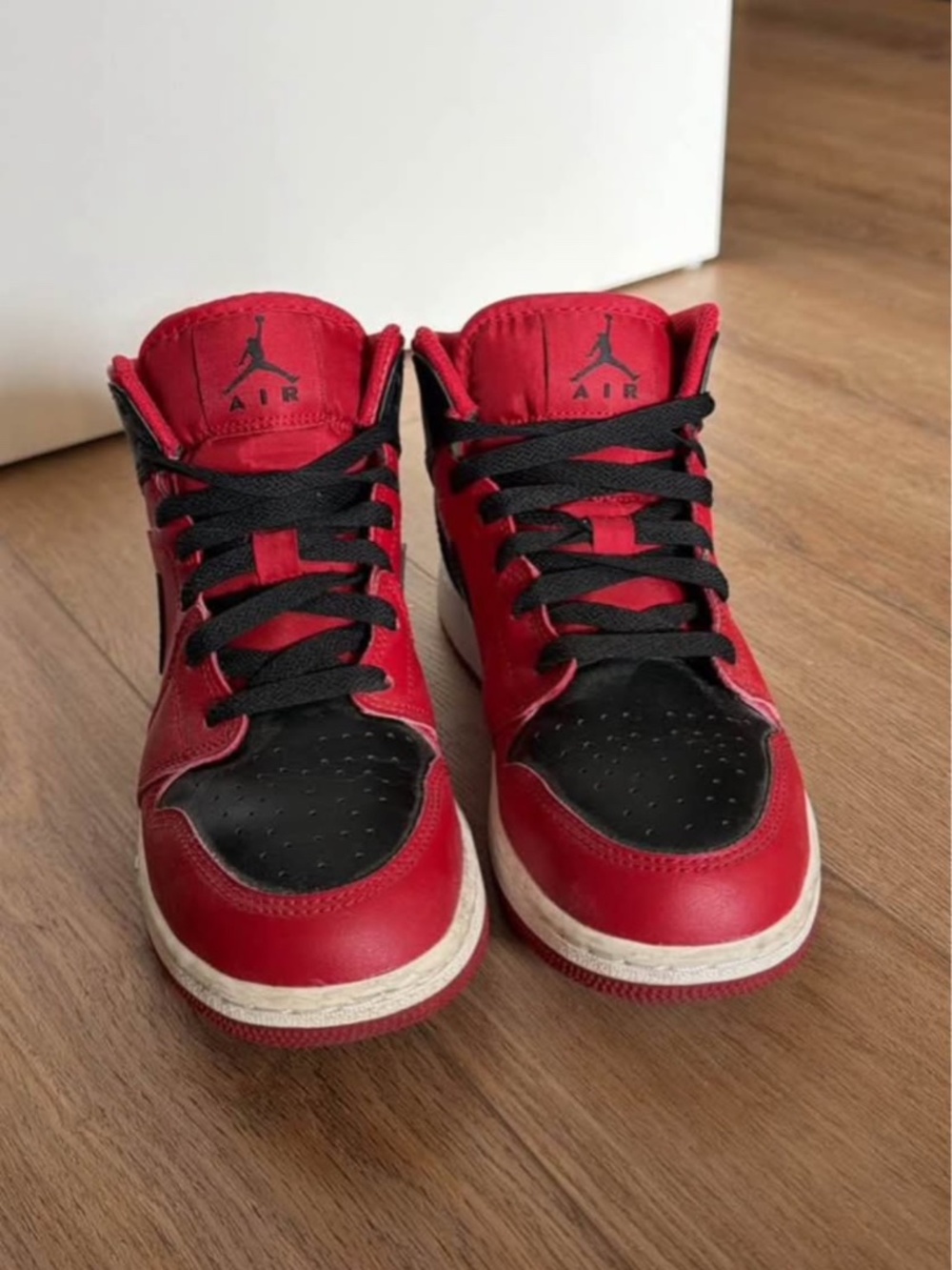 Air Jordan 1 Mid- 4.5Y (women’s size 6) Unisex